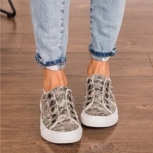 BLOWFISH Malibu Women’s Play camo slip on sneaker in natural love not war canvas